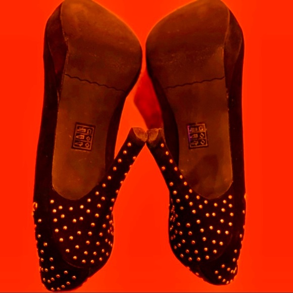 Black & Sexy Riveted Peep Toe Pumps - Picture 6 of 16